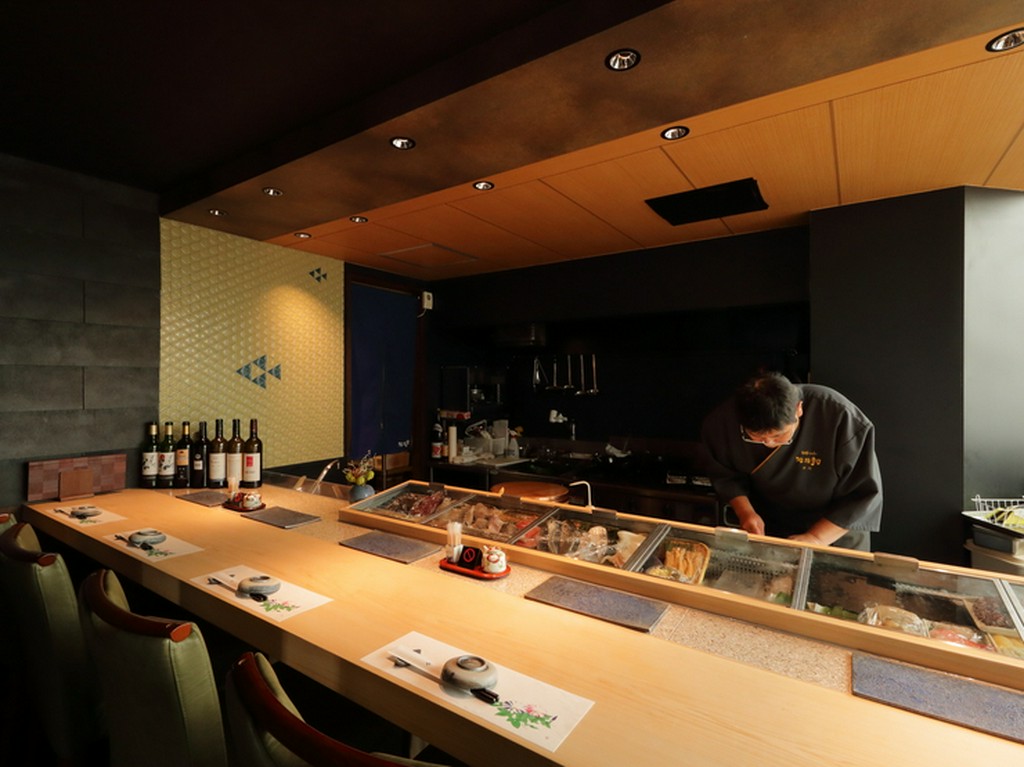 奥行きのあるカウンター席、ひとり飯をのんびり楽しむ