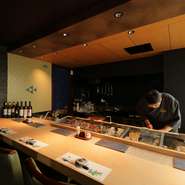 檜一枚板のカウンターは、充分な奥行きあり。すわり心地のいいイスも設えているため、ゆったりと過ごせるのが魅力。好みの一杯と一品をしみじみ味わうひとり飯に最適です。