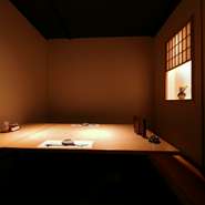 カウンター席と個室だけの隠れ家風鮨店。照明を程よく絞った広すぎない店内は、穏やかな空気が流れます。旬の海の幸と美酒をおちついて満喫できます。