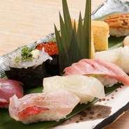 その日、水揚げされた静岡産の鮮魚介を中心に全国から選りすぐった旬の魚介を握りで味わいます。お好みで、ちらし、丼もできます。