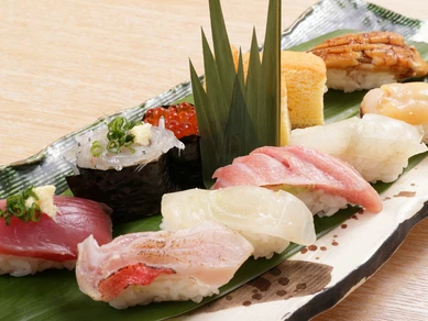 地魚メインに旬の魚介を堪能『極　板長おまかせ10貫』