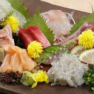 地元静岡はもちろん、その時期にもっともおいしい地域の魚介を厳選。それらの中から、その日のオススメを盛り合わせたお得な一皿です。旬の魚介ならではのおいしさを満喫できます。