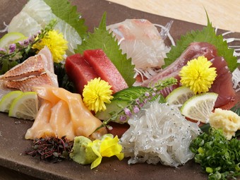 旬の海の幸の旨みを味わう『本日のお刺身盛合せ』　