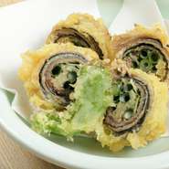 新鮮なイワシを開き、ネギ、生姜、大葉を巻いて揚げた人気メニュー。口にすると、カリッとした食感、続いて、ふわっと香味野菜の香りが立ち上り、イワシの旨みがジンワリ広がります。