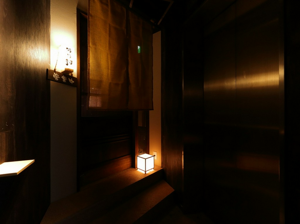 隠れ家風のおちついた店構え