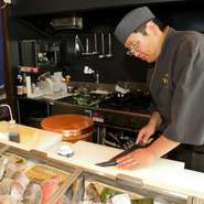 「お客様との会話から出身地や好みなどを伺い、喜んでいただけそうなネタや料理をお勧めしています」と中川さん。自分の好みを中川さんに伝えてみるのもあり。テイストに合った逸品に出会えるかもしれません。