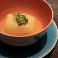 1962年創業以来続く伝統の味。ニセコ産越冬男爵芋を北海道バターの乳液の中で静かに炊き込む。オイル煮になったジャガイモのねっとりとした食感が越冬ジャガイモの澱粉質により乳化した出汁と共に口の中でとろける。