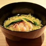 昆布出汁は利尻昆布を羊蹄山の湧水でニ晩寝かせ、三種類の鰹節をその場で手削りし、目の前で贅沢な薫出汁を仕立てる。出来立ての芳醇な出汁の味わいは日本料理の素晴らしさを改めて感じさせる。