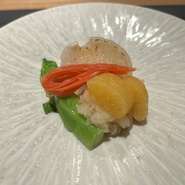 北海道産の食材を、北海道の石の上で焼き上げる。石焼の特徴である香りが付かない超高温の加熱を利用して、食材の表面のみを香ばしく焼き上げそのものが持つ風味を損なわない様にしている。