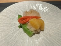 北海道産の食材を、北海道の石の上で焼き上げる。石焼の特徴である香りが付かない超高温の加熱を利用して、食材の表面のみを香ばしく焼き上げそのものが持つ風味を損なわない様にしている。