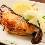 日本料理の要とも言える魚は、ほぼ毎朝札幌市中央卸売場へ自ら赴いて、鮮度や質をしっかり目利きして仕入れています。また、実弟が水産会社を経営しているため、クオリティの高い魚介類を取り寄せられるのだとか。