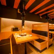 ワインは専門の業者に依頼し、フルボディを多めに品揃え。肉も、ランプやヒレはタレではなくフランス産岩塩を添えて出すなど、ワインにより合うよう工夫しているそう。また、ワイン1本まで有料で持ち込みOKです。