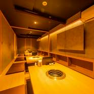 足を延ばしてゆっくり食事を楽しめる掘りごたつ式の座敷席は、20名まで利用可能なので宴会にも対応できます。各テーブル間のスクロールカーテンを下げれば、4部屋の半個室となり、接待や会食にもぴったりです。