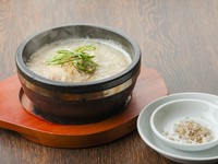 鶏肉ともち米、高麗人参をじっくり煮込んだ、コラーゲンたっぷりの薬膳スープ『サムゲタンハーフ』