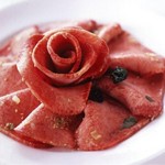 冷凍肉は使用せず、職人の手切りで柔らかい食感が最大限に活かされている『厳選タンモト』　