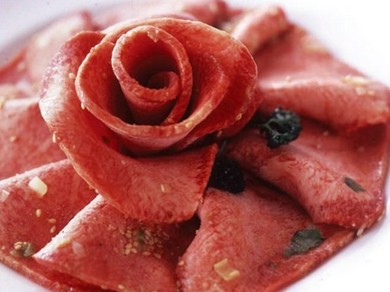 冷凍肉は使用せず、職人の手切りで柔らかい食感が最大限に活かされている『厳選タンモト』　