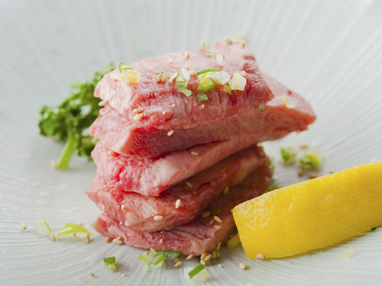 冷凍肉は使用せず、職人の手切りで柔らかい食感が最大限に活かされている『厳選タンモト』　