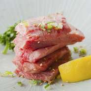 タンは冷凍肉ではなく、生のものだけを使用。さらに、羅山グループではタンをより細かい部位に分けて提供するスタイルを確立。タンモトはタンの中でもとくに柔らかいのだとか。その食感は一度食べたらやみつきに。