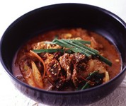 煮込んだ牛肉と野菜の辛味噌味
［カクテキ・サラダ・ライスorうどんorラーメン］