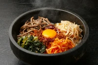 韓国を代表する釜飯
［カクテキ・サラダ・わかめスープ］

●トッピングはいかが？
チーズ・明太子　各120円