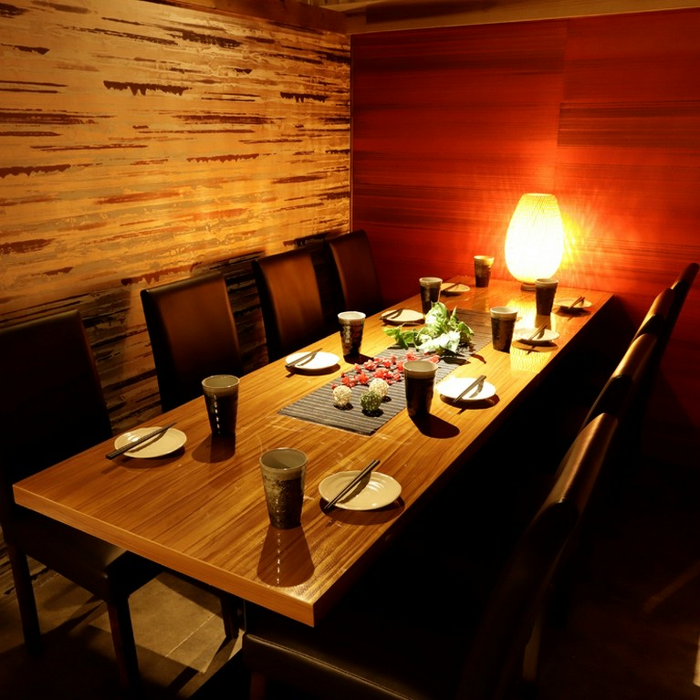 木の風合いがおだやかな空気を生む店内