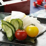 塩で漬けた「契約農家の野菜」の漬物。