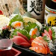 新鮮な魚介ならではのプリプリした食感、素材本来の味わいを楽しめる人気の盛り合わせ。日本酒や焼酎など、好みのお酒といっしょに味わえば一層美味です。注文は2人前から。
