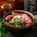 柔らかいお肉を豪快に持った特製ローストビーフ丼。