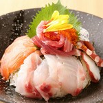 本日の朝獲れ鮮魚を贅沢に、大満足の海鮮丼です。