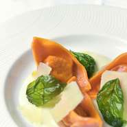 円を描いたような形が特徴のトルテリーニはラビオリの一種。トマトが練り込まれた生地の中には、ミンチ肉が詰められています。カステルマーニョチーズを溶かし込んだホワイトソースと共に味わいます。