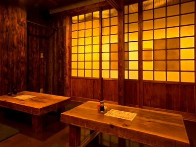 懐かしさと温もりを感じる古民家風店内。半個室にもなる座敷あり