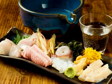 活きの良い各地の鮮魚が数種類！　日本酒が進む『刺し盛り』