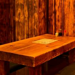 真っすぐな木目が美しい秋田杉のテーブル、壁