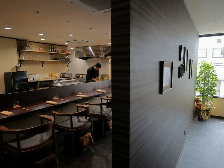 大町の隠れ家的ロケーションで、食材が輝く自由闊達な皿を披露