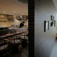 秋田市大町2丁目のビルの2階に凛と佇む店。東京の名店で長年腕をふるったシェフが、秋田の食材の美味しさを明快かつ楽しく表現した料理を提供。カウンター8席限定の大人の隠れ家的なムードも魅力です。