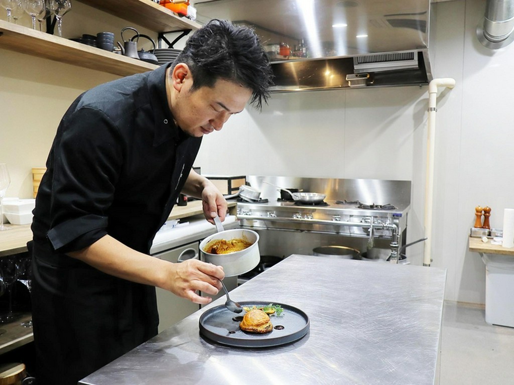 五感に響くストーリー性のあるコース料理をカウンター席でお届け