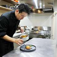 調理の臨場感、出来立ての皿のご提供など、コースの醍醐味を一貫性を持って届けられるよう、カウンター8席にしぼった店内に。見て、食べて、話して楽しい食の時間を料理人との程好い距離感で楽しんでいただけます