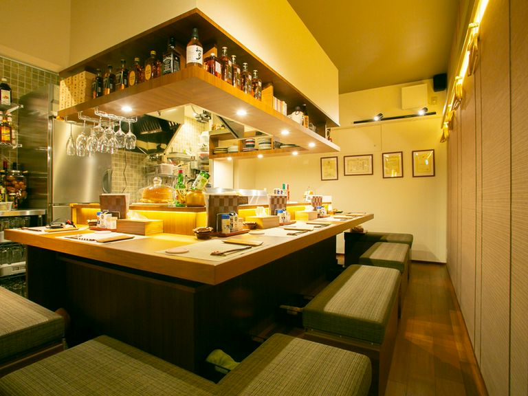 カウンター10席が店主を囲む、和み空間