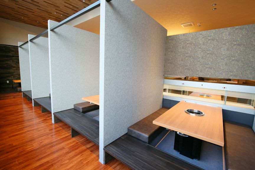 リラックスしながら食事ができるカジュアルテイストの小上がり席