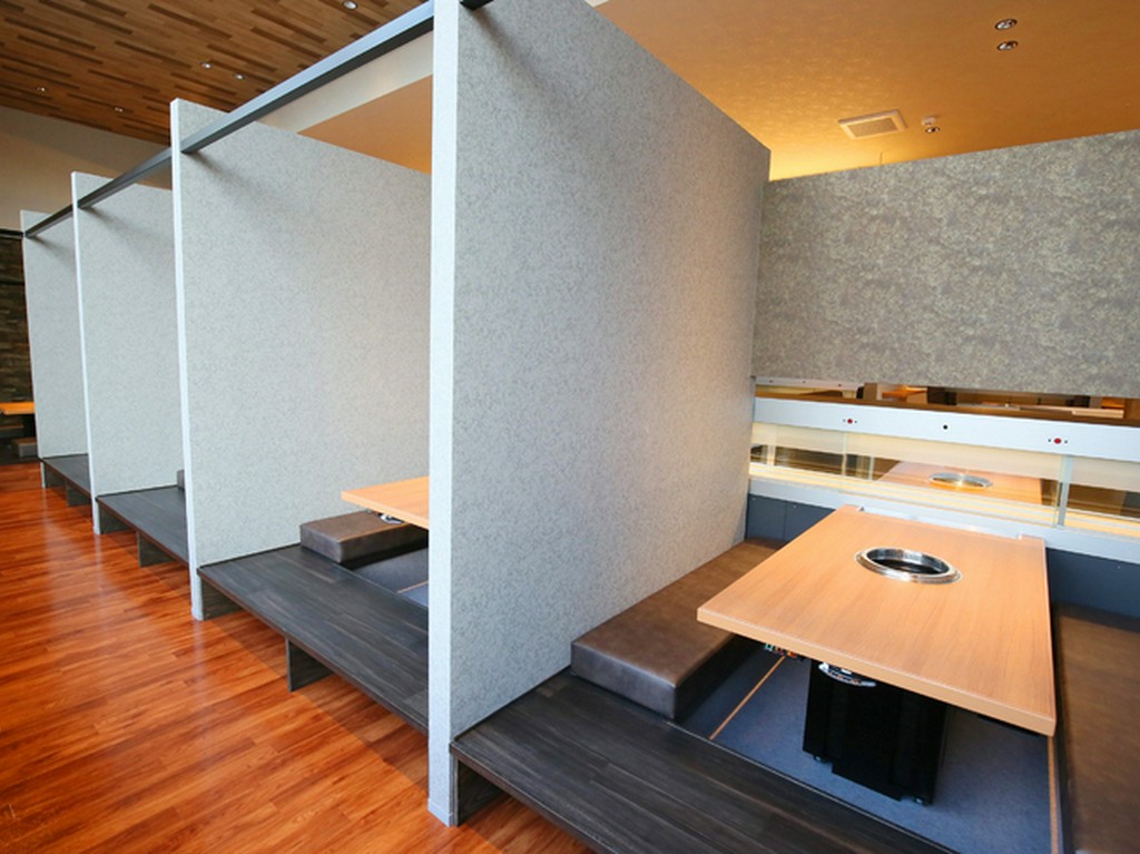 リラックスしながら食事ができるカジュアルテイストの小上がり席