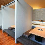 仕切りで半個室になっている小上がり席は、画像の6名まで入れる4卓と、その奥に10名まで入れる2卓を完備。靴を脱いで足を伸ばし、くつろぎながら焼肉を楽しめるので、ファミリーでの利用にも向いています。