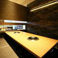 こちらの半個室タイプの小上がり席が8～10名用で、より重厚感がある雰囲気です。このほかにも、仕切りで区切られた6名用のボックスタイプのテーブル席が4卓あり、人目をあまり気にせずに食事を楽しめます。