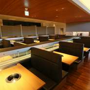 木の温もりを感じられるテーブルやフローリングに、シックな色合いのソファとパーテーション、暖色系のダウンライトなどで落ち着いた雰囲気にまとめられた店内。程よい高級感がありデートや接待にもうってつけです。