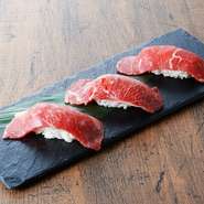 カルビとサーロインとミスジ、3種類の寿司の食べ比べを楽しめる一皿。上質な肉の旨みと適度な脂身が、寿司飯と見事にマッチしています。一貫ずつのオーダーも可能。画像はバーナーで炙る前の状態です。