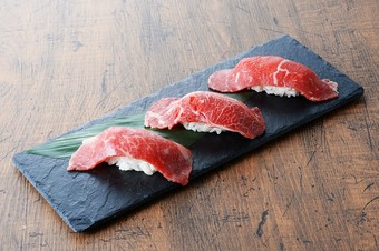 炙り肉寿司３貫盛