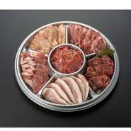 ２～3人前　

牛カルビ/トントロ/牛サガリ/スマイルポークカルビ/セセリ/特選生ラムジンギスカン
　　　　　　　　　　　　　　　　　　　　　　　　　　　　　計600ｇ