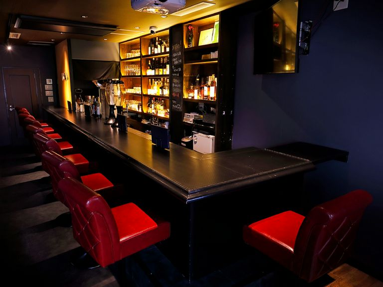 アットホームなくつろぎと、新たな出会いをもたらすカウンター席