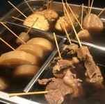 大根/じゃがいも/玉子/こんにゃく/がんもどき 150円　黒はんぺん 180円　牛すじ 280円　もち入り巾着 250円　日替わり 180円～　５点盛り 870円