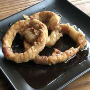 玉ねぎをバラ肉で巻きました。甘辛たれとの相性も食感も良いです。※週替わり、数量限定