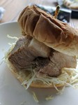 トロトロ角煮とキャベツたっぷりハンバーガー。満足間違いなし。※週替わり、数量限定
